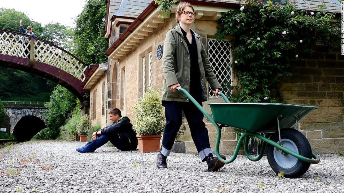 En el camino, Pipe y Marshall han recreado algunos de los momentos icónicos de la cultura popular británica en los que el ferrocarril es protagonista. Uno de ellos fue en la antigua estación de Cromford.