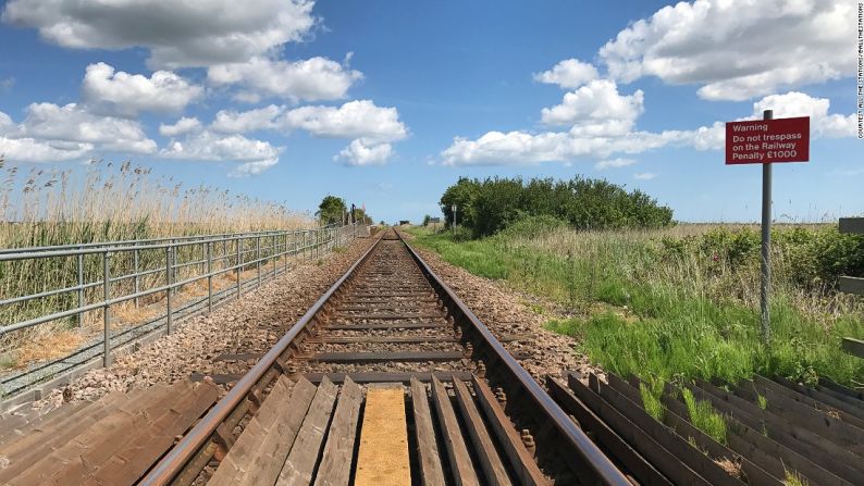 Viajar en tren es notablemente impredecible, pero Pipe y Marshall se dieron cuenta que eso solo hace más divertida su aventura. “Lo mejor es que, como suele suceder cuando viajas, puedes planear todo lo que quieras, pero algunas de las mejores cosas son las que descubres, más que las que conoces desde antes”, dice Marshall. “Pero claro, tienes que salir para descubrirlas”.