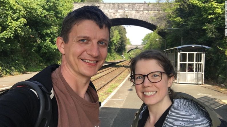 Los británicos Geoff Marshall y Vicki Pipe se embarcaron en la aventura de visitar todas y cada una de las estaciones de tren de Gran Bretaña, para celebrar la idiosincrasia del ferrocarril británico. Recorre la siguiente galería para saber más sobre su interesante y particular travesía.