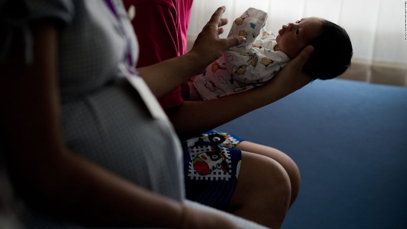 Padres pierden el miedo al hablar de sexo con los hijos