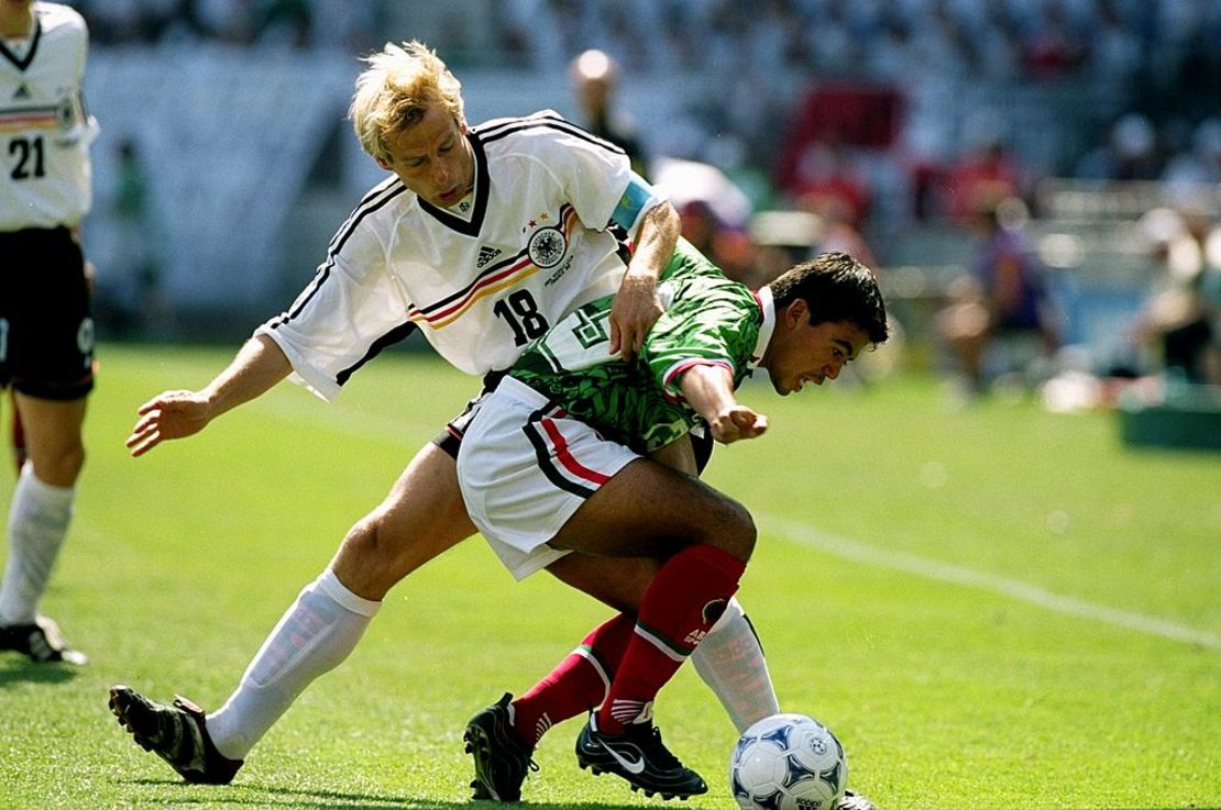 Mexicanos y alemanes se enfrentaron en los octavos de final del Mundial de Francia 98.