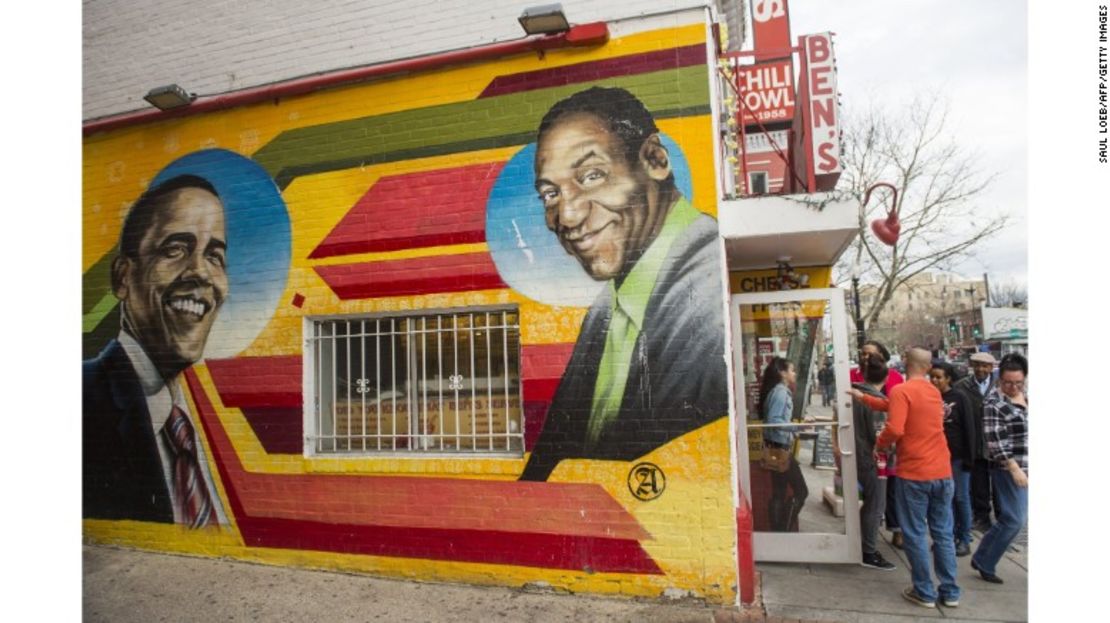 Este era el viejo mural pintado en una de las paredes del restaurante 'Ben's Chili Bowl', en Washington. Junto a Bill Cosby aparecía el hoy expresidente de EE.UU., Barack Obama.