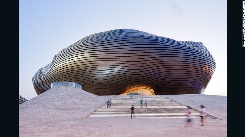 Museo Ordos (2011), Mongolia Interior, China – MAD diseña proyectos internacionales de alto perfil alrededor del mundo. Un ejemplo de otro centro cultural es la fachada de bronce pulido del Museo de Ordos (en la imagen), que busca representar el sol naciente sobre las praderas circundantes.