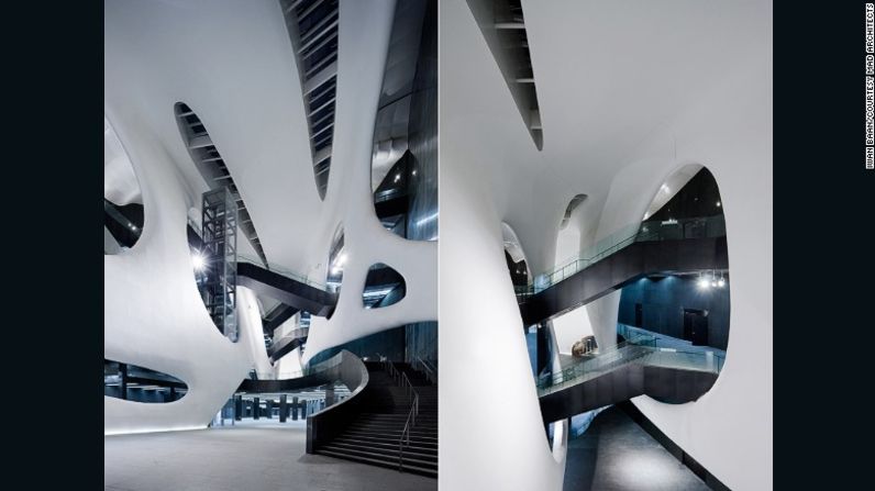 Museo Ordos (2011), Mongolia Interior, China – Influidos por por las cúpulas geodésicas de Buckminster Fuller, los arquitectos diseñaron la forma de un envase abstracto para proteger el interior de la construcción de clima local áspero.