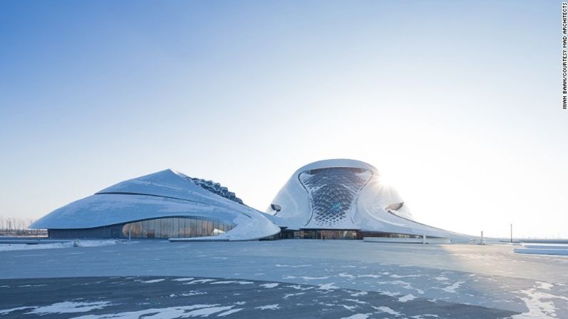 Casa de la Ópera de Harbin (2015), Harbin, China – Construida con paneles blancos de aluminio y pirámides de cristal, la ópera representa la nieve y el hielo del clima frío en Harbin.