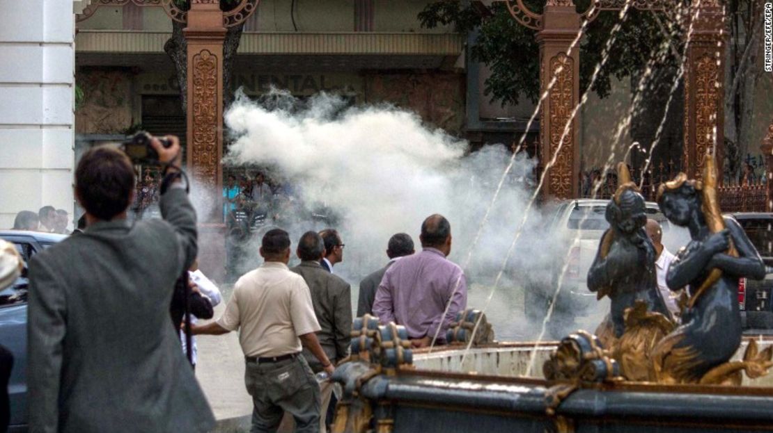 Se produjeron explosiones en la sede del parlamento, en Caracas, este martes.