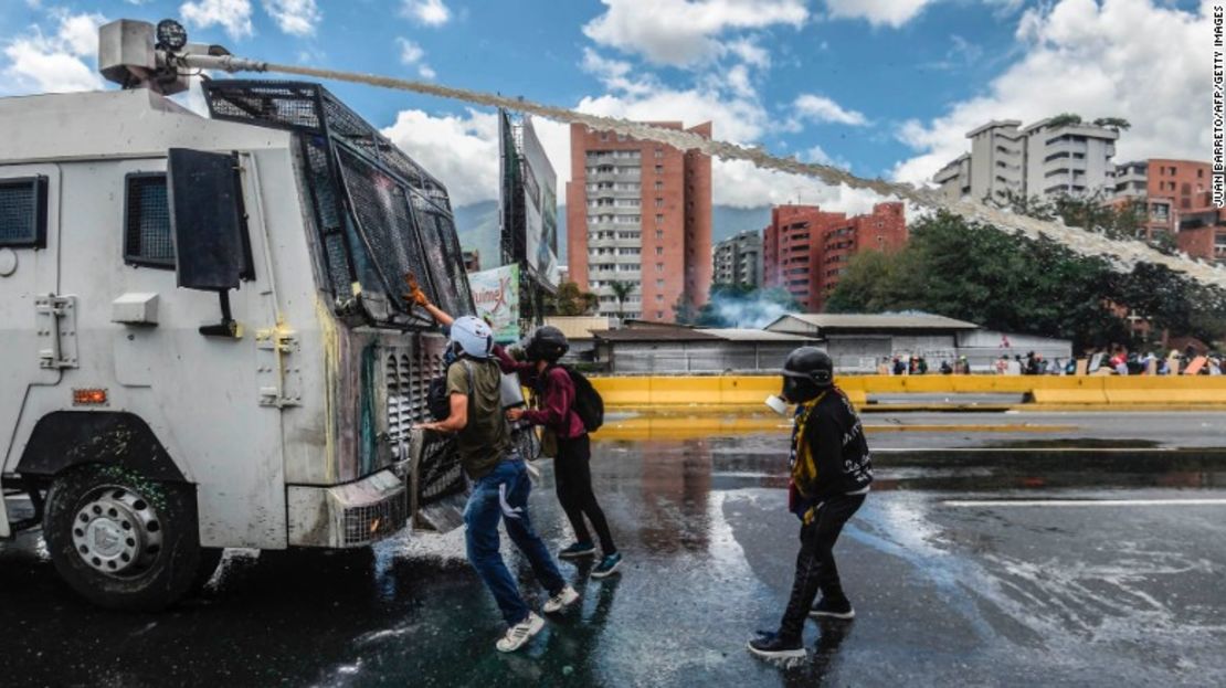 Activistas de la oposición enfrentan un vehículo de la policía antidisturbios, durante una manifestación contra el gobierno del presidente Nicolas Maduro el pasado 19 de junio.