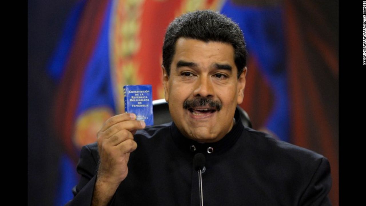 El presidente de Venezuela, Nicolás Maduro, sostiene una copia de la constitución, durante una conferencia de prensa en el palacio presidencial en Caracas, el pasado 22 de junio.