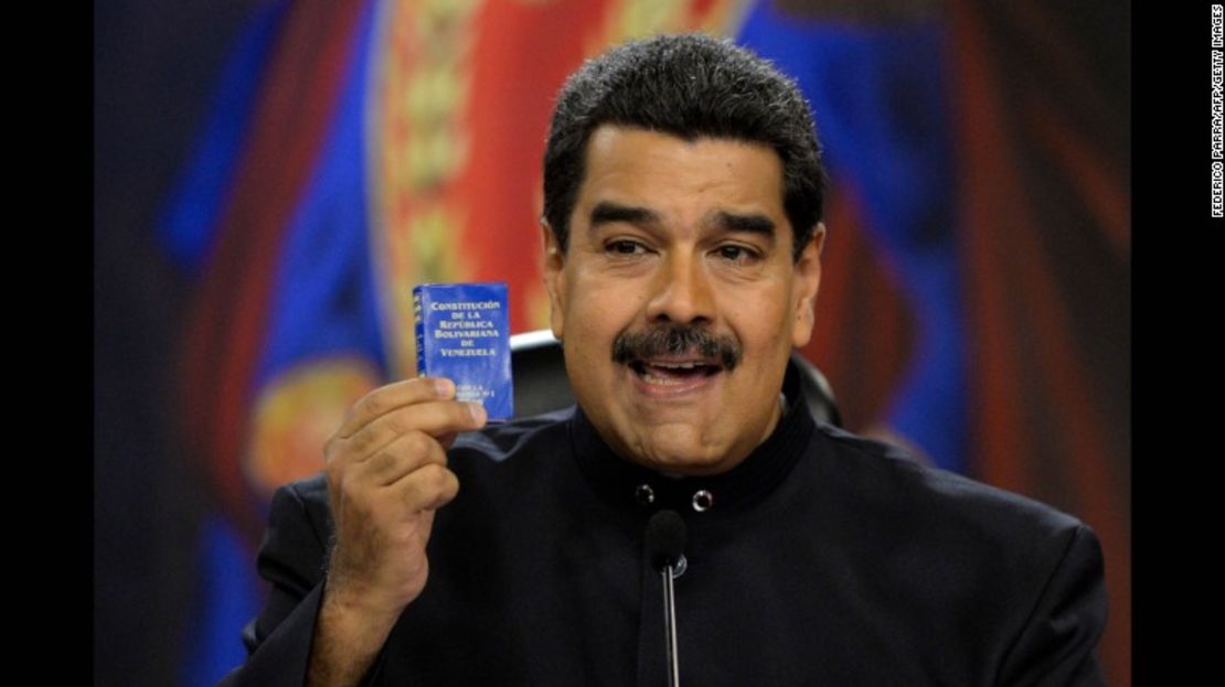 El presidente de Venezuela, Nicolás Maduro, sostiene una copia de la constitución, durante una conferencia de prensa en el palacio presidencial en Caracas, el pasado 22 de junio.