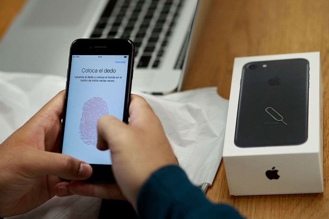 Un cliente prueba un iPhone 7 en una tienda de Apple en Puerta del Sol, en Madrid (España).