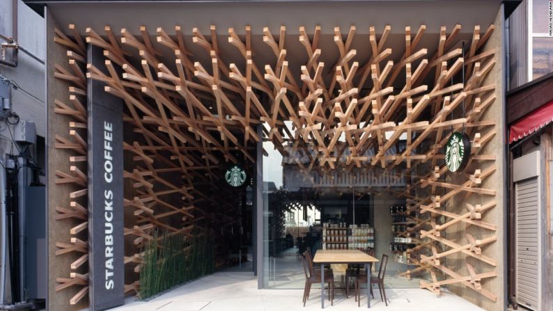 Pero no es la primera tienda de esa reconocida cadena estadounidense con algo especial en Japón. La de Dazaifu, en la ciudad portuaria de Fukuoka (suroeste de Japón) es muy parecida. Diseñada por la firma japonesa de arquitectos Kengo Kuma & Associates, el café está localizado en un histórica calle peatonal que lleva al templo Dazaifu Tenmangu, uno de los santuarios más importantes de Japón, que recibe cerca de 2 millones de visitantes por año.