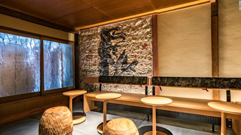 La sala de la tienda Starbucks Kyoto Ninei-zaka Yasaka Chayate, en la planta principal, era en la casa tradicional la sala de baño. Tiene tejidos Nishijin y papel japonés washi en la pared de piedra original.