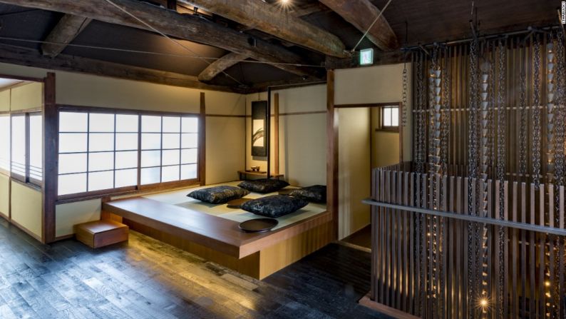 Arriba, tres habitaciones ofrecen esteras de tatami para sentarse y una mezcla de detalles tradicionales, desde pergaminos colgantes en las paredes hasta típicos cojines de seda, hechos con tejidos de kimonos de la región Tango, en Kioto.