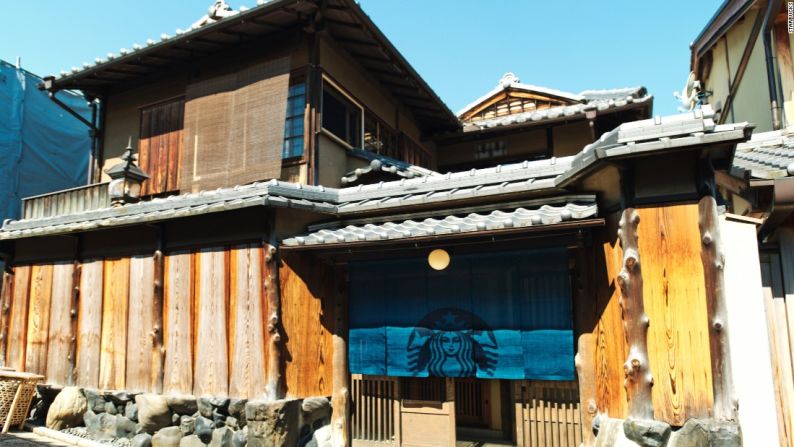 La nueva tienda Starbucks Ninei-zaka Yasaka Chayate está ubicada en Higashiyama, uno de los distritos históricos mejor preservados de Kioto (Japón). Para ver más imágenes de esta espectacular tienda de café, distinta a todas las demás, recorre la siguiente galería.