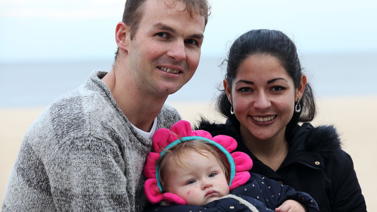 Andrés Breindenbach con su familia en la rambla de Montevideo, Uruguay