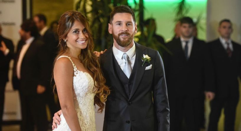 El astro del fútbol Lionel Messi y su novia Antonella Roccuzzo se casaron el viernes 30 de junio de 2017 en la ciudad de Rosario, Argentina.