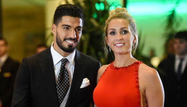 El futbolista uruguayo Luis Suarez junto a su esposa Sofia Balbi antes de entrar al Casino City Center de Rosario, donde se llevó a cabo el matrimonio de Lionel Messi con Antonella Roccuzzo.
