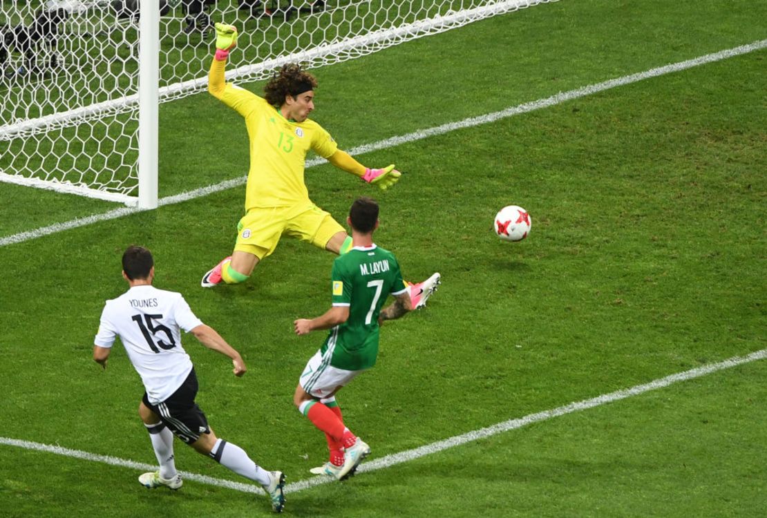 El alemán Amin Younes vence al mexicano Guillermo Ochoa en la semifinal de la Copa Confederaciones.