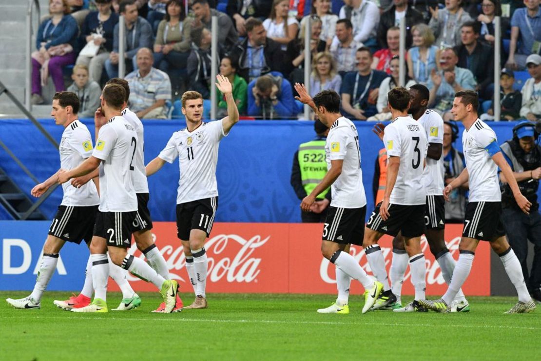 Los jugadores alemanes celebran tras el gol de Stindl contra Chile.