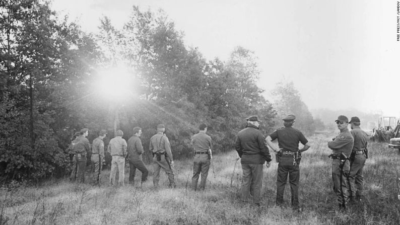 Grandes misterios en la Historia – La policía realiza una búsqueda en un campo en Waterford Township, Michigan, en busca del cuerpo de Jimmy Hoffa en julio de 1975. El ex-jefe de los Teamsters fue visto por última vez ese mismo mes afuera de un restaurante del área de Detroit. Su desaparición es un misterio que desencadena excavaciones ocasionales por parte de agentes del FBI en busca de sus restos.