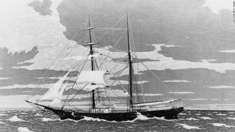 Grandes misterios en la Historia – El barco mercante de doble mástil "Mary Celeste" zarpó de Nueva York el 7 de noviembre de 1872, con destino a Génova, Italia. Sus 10 pasajeros no estaban a bordo cuando fue encontrado flotando en el estrecho de Gibraltar cuatro semanas después. No había signos de lucha y toda la carga del barco aún estaba a bordo. Su único bote salvavidas estaba desaparecido.