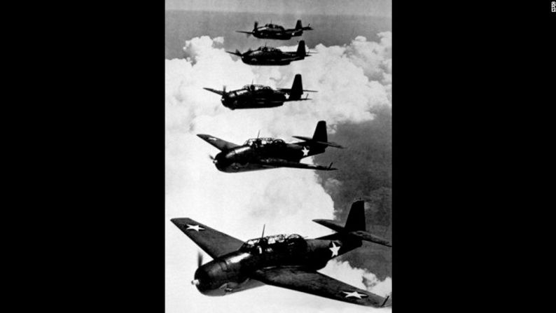 Grandes misterios en la Historia – Un grupo de aviones Avenger de la Armada de Estados Unidos, como los que se ven aquí en 1943, desaparecieron frente a las costas del sur de Florida en diciembre de 1945. Los aviones llevaban a 14 hombres a bordo. Trece soldados más también desaparecieron cuando fueron a buscar los aviones desaparecidos. Eso comenzó la leyenda del Triángulo de las Bermudas. Otras desapariciones misteriosas en los últimos años se han relacionado con el Triángulo, que está anclado por las Bermudas, Florida y Puerto Rico.