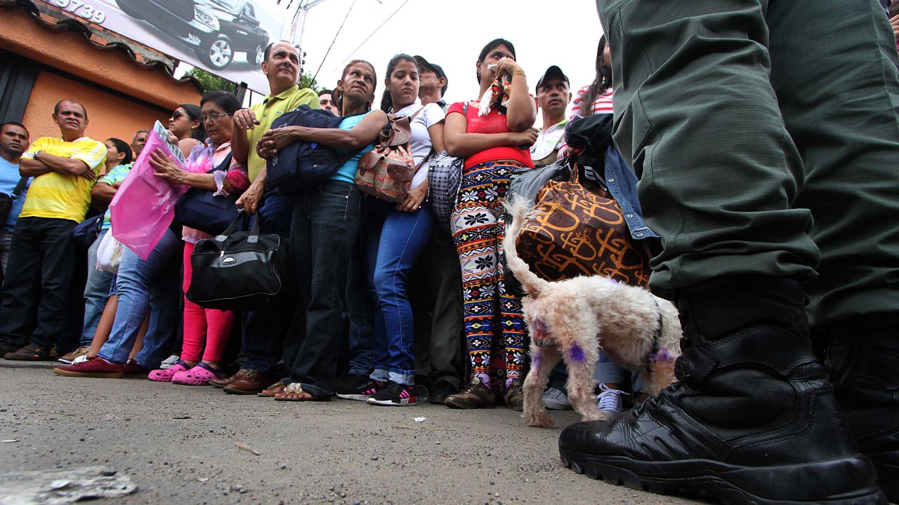 People wait to cross the Francisco de Paula Santander international bridge, linking Urena, in Venezuela and Cucuta, in Colombia, despite the border closing order issued by the Venezuelan government, on December 18, 2016.
President Nicolas Maduro delayed until January 2 taking Venezuela's highest denomination bill out of circulation but the borders with Colombia and Brazil will remain closed to hit what he claims are "mafias" hoarding Venezuelan cash abroad in a US-backed plot to destabilize the country. In Tachira, the crackdown caused added misery for people who rely on cross-border trade. / AFP / George Castellanos