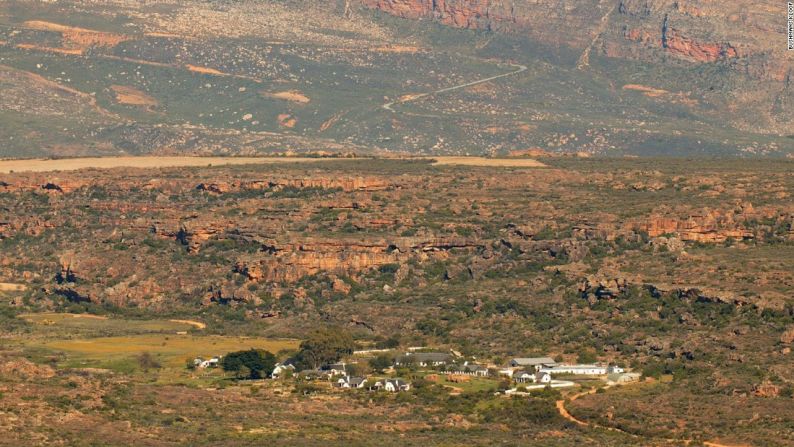 La Reserva Natural Bushmans Kloof es una reserva de 18.000 hectáreas, a 273 kilómetros de Ciudad del Cabo, en las Montañas Cederberg. En África es normal que los hoteles trabajen con las comunidades en proyectos de conservación, pero en Bushmans Kloof esto llega a otro nivel.