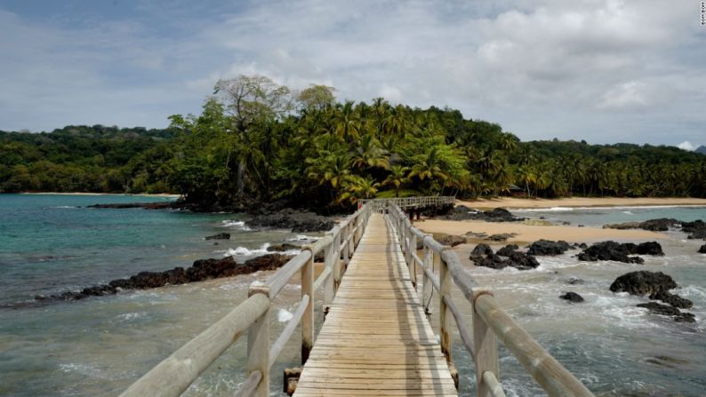 Pocos destinos son tan poco visitados y están tan intactos como Príncipe, la más pequeña de las dos islas principales del diminuto país de Santo Tomé y Príncipe, situado en el Golfo de Guinea, cerca de la costa de África. Solo 5.000 personas viven allí y el Bom Bom Resort tiene solo 19 cabañas en la playa, rodeadas por bosque tropical.