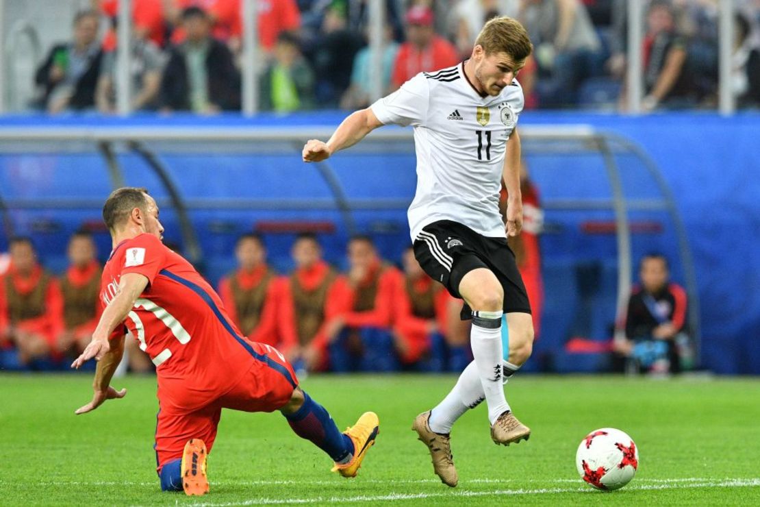 Marcelo Díaz (i) pierde el balón cerca al área con el alemán Timo Werner en la jugada que terminó con el gol de Lars Stindl que le dio el título a Alemania de la Copa Confederaciones 2017.