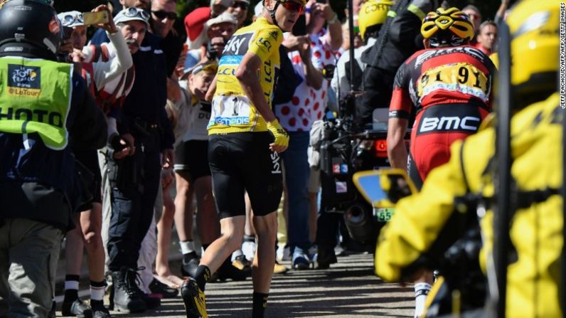 Froome corre para conseguir otra bicicleta tras caerse durante la etapa de 178 kilómetros de la 103 edición del Tour de Francia el 14 de julio de 2016 entre Montpellier y Chalet-Reynard.