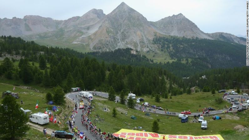 Las cinco principales cordilleras de Francia (los Vosgos, el Jura, los Pirineos, el Macizo Central y los Alpes) se encuentran en la ruta de este año. En esta imagen se ve el Col d'Izoard, en el final de la etapa 18.