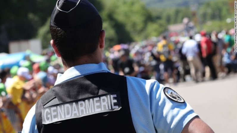 Francia permanece en estado de emergencia y en alerta máxima ante un posible ataque terrorista. Un gendarme francés es retratado en guardia en la línea de salida antes del inicio de la carrera el 20 de julio de 2016 entre Moirans-en-Montagne y Berna.