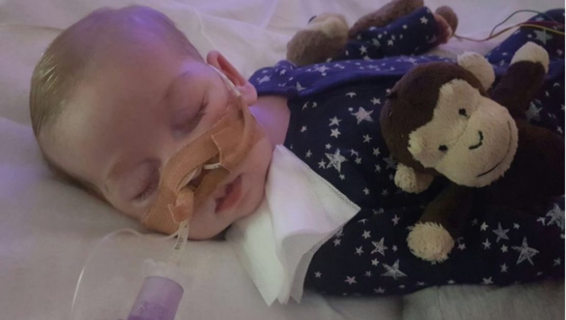 Charlie Gard sufre de síndrome de depleción del ADN mitocondrial.