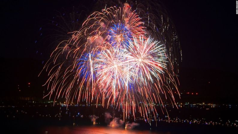 Lake Tahoe — Lake Tahoe ofrece numerosos espectáculos de fuegos artificiales para el día festivo, incluyendo cuatro en North Lake Tahoe. Aunque todos sean agradables para el público, los fuegos artificiales de 25 minutos en el lago en South Lake Tahoe es un espectáculo sensacional. Puedes unirte a un crucero para disfrutar mejor la vista.