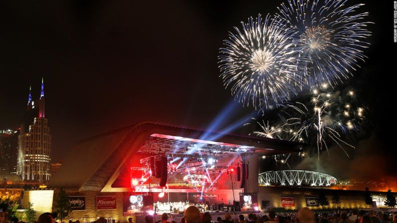 Nashville — Los fanáticos de la música country pueden disfrutar lo mejor de dos mundos del 4 de julio. ¿Dónde más puedes ver más de 15.000 kilogramos de fuegos artificiales luego de escuchar una noche con grandes artistas como Chris Young o la ‘Nitty Gritty Dirt Band’?