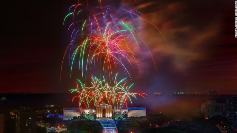 Filadelfia — ¿Dónde mejor celebrar la independencia de Estados Unidos sino en su lugar de nacimiento? Después de una semana de celebración, el 4 de julio comienza con un mega desfile, seguido de comida y entretenimiento en el Benjamin Franklin Parkway, y un punto máximo de la celebración será el de Boyz II Men y Mary J. Blige. El cierre de la noche no tiene uno sino dos shows de fuegos artificiales locaciones separadas.