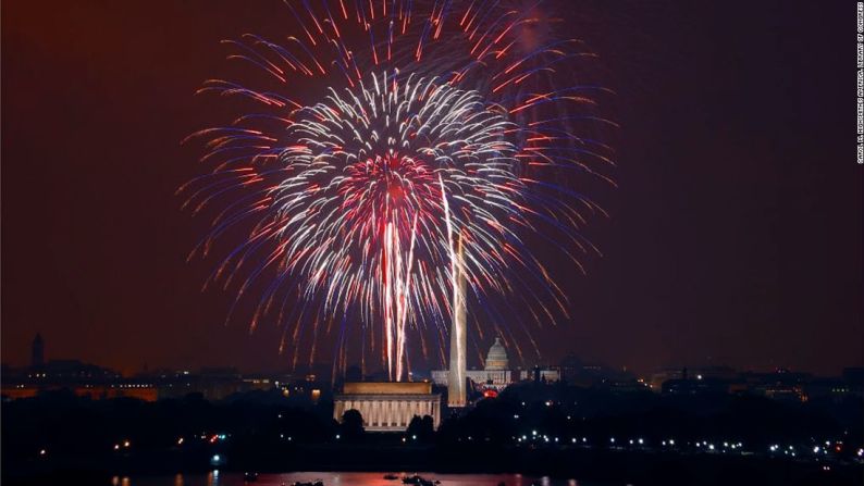 Washington — La capital del país obviamente celebrará a lo grande el Día de la Independencia. Un concierto de primera categoría en el Capitolio que presentará a John Stamos, The Beach Boys y The Blues Brothers atecederá una de las presentaciones más grandes de juegos artificiales del país.