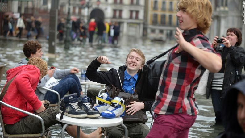 Cristiano Fortuna, gerente general del Hotel L'Orologio, sobre el Gran Canal, dice que en lugar de un plan restrictivo, las autoridades deben motivar a los turistas a visitar Venecia entre semana. Y en el periodo de octubre a abril.