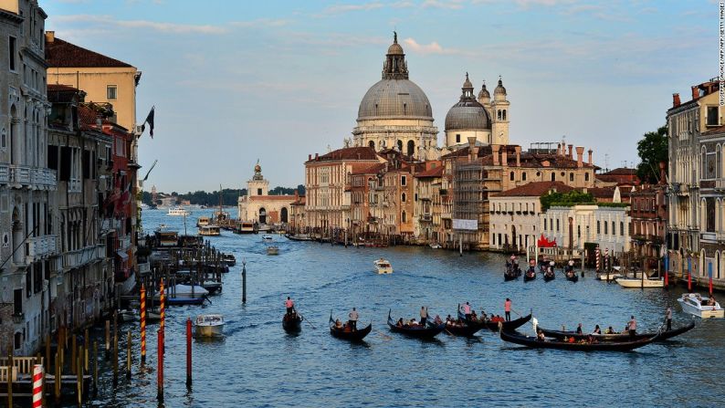 El alcalde de Venecia Luigi Brugnaro ha propuesto apartar a los turistas de áreas específicas que reciben muchos visitantes, como el Riva degli Schiavoni, el histórico muelle al que llegaban los viajeros antes de que se construyera el puente ferroviario, en 1846. Durante el verano, puede llenarse de filas y filas de personas que esperan cruzar sus puentes.