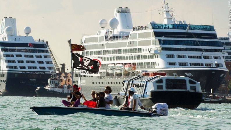 La llegada de enormes embarcaciones llenas de turistas no solo daña los canales y los muelles: dos o tres líneas de cruceros anclados en cualquier momento significa un exceso de 10.000 pasajeros, que desembocan en las muy angostas calles y plazas de Venecia. Esta foto fue tomada durante una protesta de habitantes de la ciudad en contra de los grandes cruceros, en septiembre del 2013.