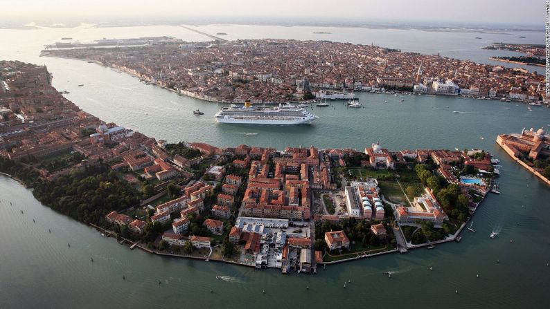 En el 2015, las islas votaron para prohibir los barcos de cruceros que navegaban por el pintoresco Canal de Giudecca. Sin embargo, solo tres meses después de la aprobación de esa ley, la decisión fue revocada por la Corte Administrativa Regional, en Italia continental.