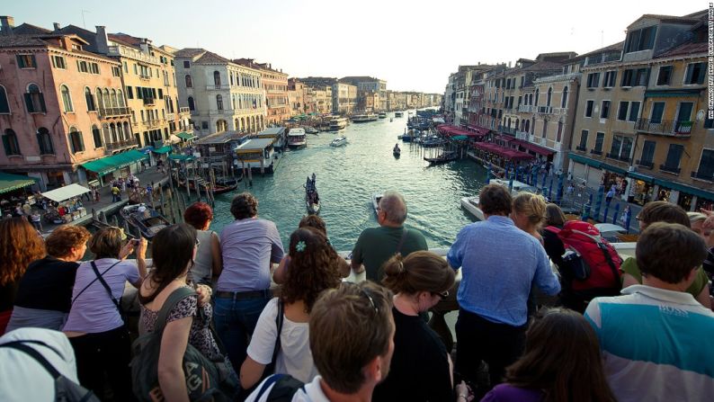 “Venecia tiene ahora 50.000 habitantes, un tercio de los que tenía en el siglo XVIII, y recibe 30 millones de turistas anualmente”, explicó el director de la Fundación Italiana del Medio Ambiente Andrea Carandini.