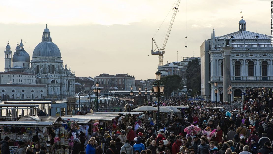 Venecia se está hundiendo no bajo las aguas del Adriático, cuyo nivel va en aumento, sino bajo el torrente de turistas que la invaden.