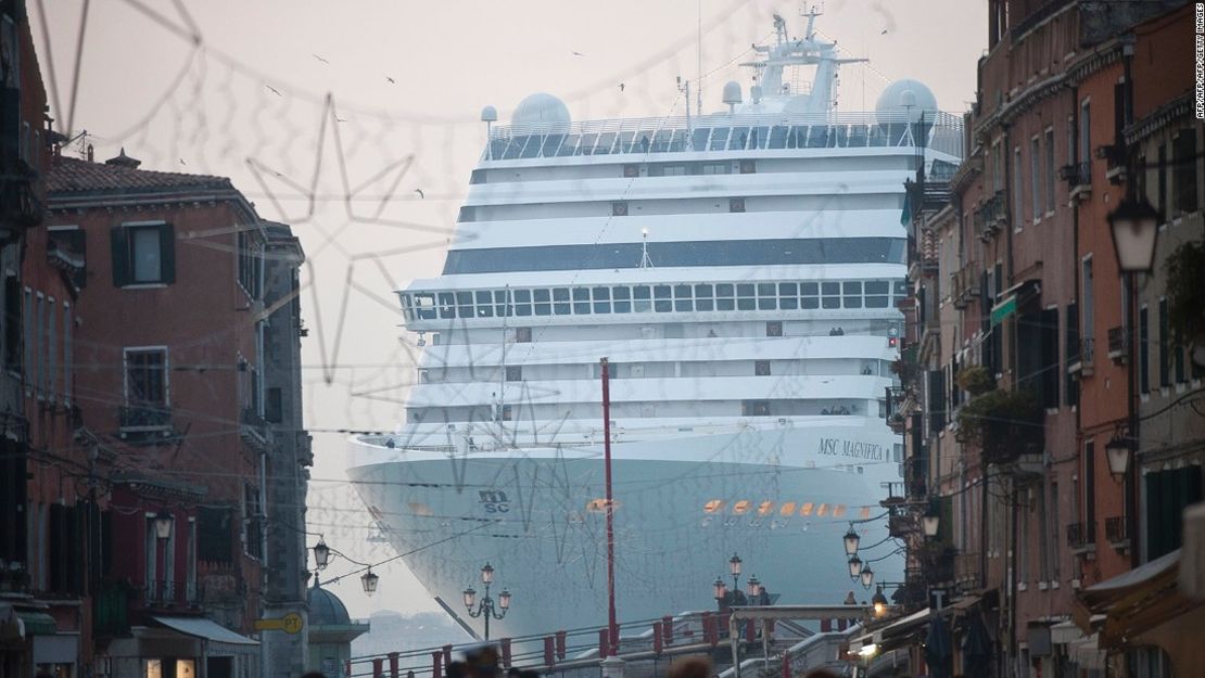 Los enormes cruceros que atracan en Venecia pueden eclipsar fácilmente los edificios más altos de la ciudad.