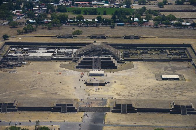 Expertos del Instituto Nacional de Antropología e Historia de México (INAH) encontraron un “posible túnel bajo la Plaza y la Pirámide de la Luna”, en la zona arqueológica de Teotihuacán, a unos 50 kilómetros de Ciudad de México. Recorre la siguiente galería para conocer más datos sobre el hallazgo.