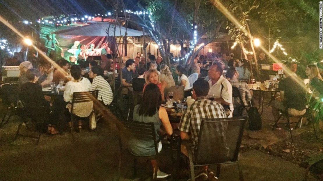 La noche en Nueva Orleans termina muy bien si vas a Bacchanal. Su patio interior es un lugar muy animado.