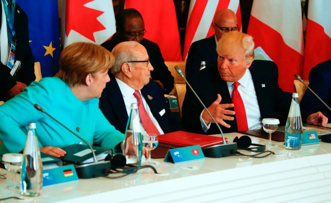 Trump y Merkel hablan durante una reunión del G7 en mayo en Sicilia.