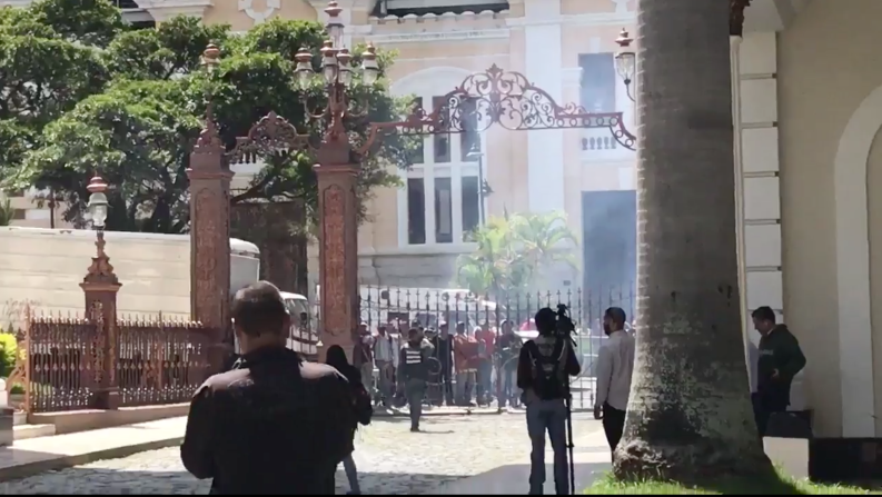 Un grupo de simpatizantes del presidente Nicolás Maduro se instalaron a las puertas del Congreso diciendo que no permitirían la entrada y salida de nadie.