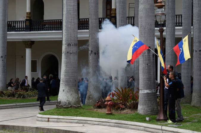 Grupos violentos entraron a la sede del Congreso en Venezuela.